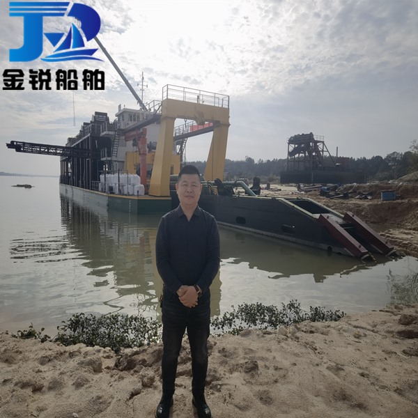 湖南洞庭湖大型全電動挖泥船安裝現(xiàn)場