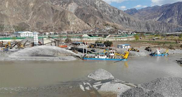 山東金銳船舶建造12寸挖泥船服務甘肅隴南角弓鎮(zhèn)河道治理項目